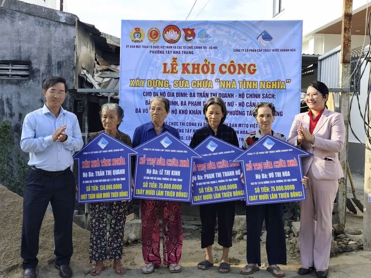 Le Comité du Front de la Patrie du Vietnam du quartier de Tây Nha Trang vient d'organiser la cérémonie de lancement de la construction de 4 maisons de Grande Union pour les ménages en difficulté. Photo: Kiên Cường