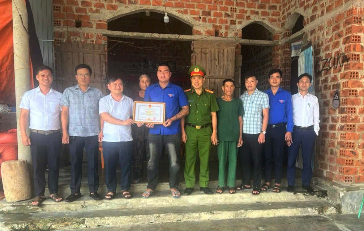 Youth union member Nguyen Huu Thai Viet was commended for his courageous act of saving people. Photo: Hoang Anh