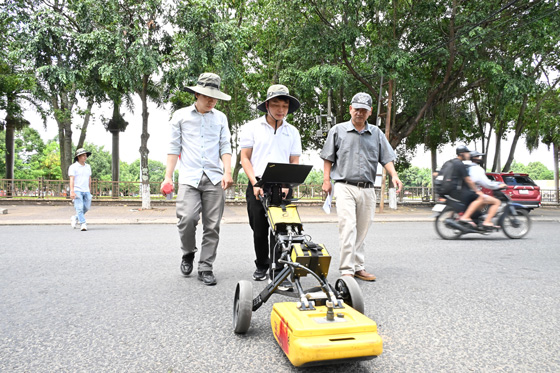 Radar xuyên đất của chuyên gia, nhà khoa học thuộc Trường Đại học Khoa học tự nhiên. Ảnh: Thanh Tuấn 