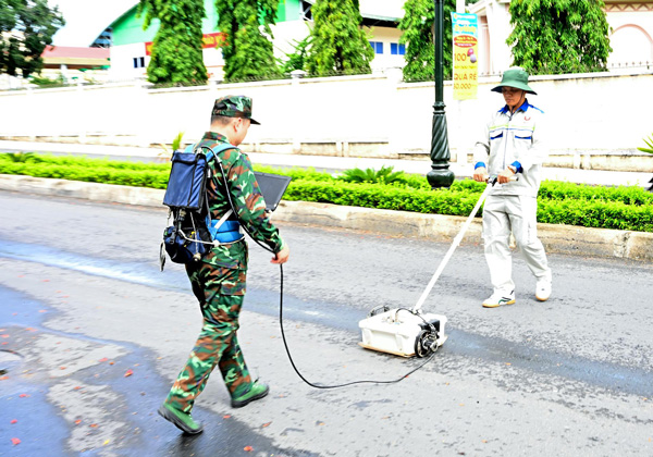 Radar sweeping through the ground of the Army searching for suspected martyrs' remains at Truong Chinh street. Photo: Thanh Tuan