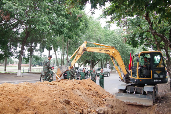 Lực lượng chức năng mở các hố tìm kiếm. Ảnh: Ngọc Lưu  