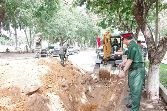 Một vị trí được khoanh vùng tìm kiếm. Ảnh: Ngọc Lưu 