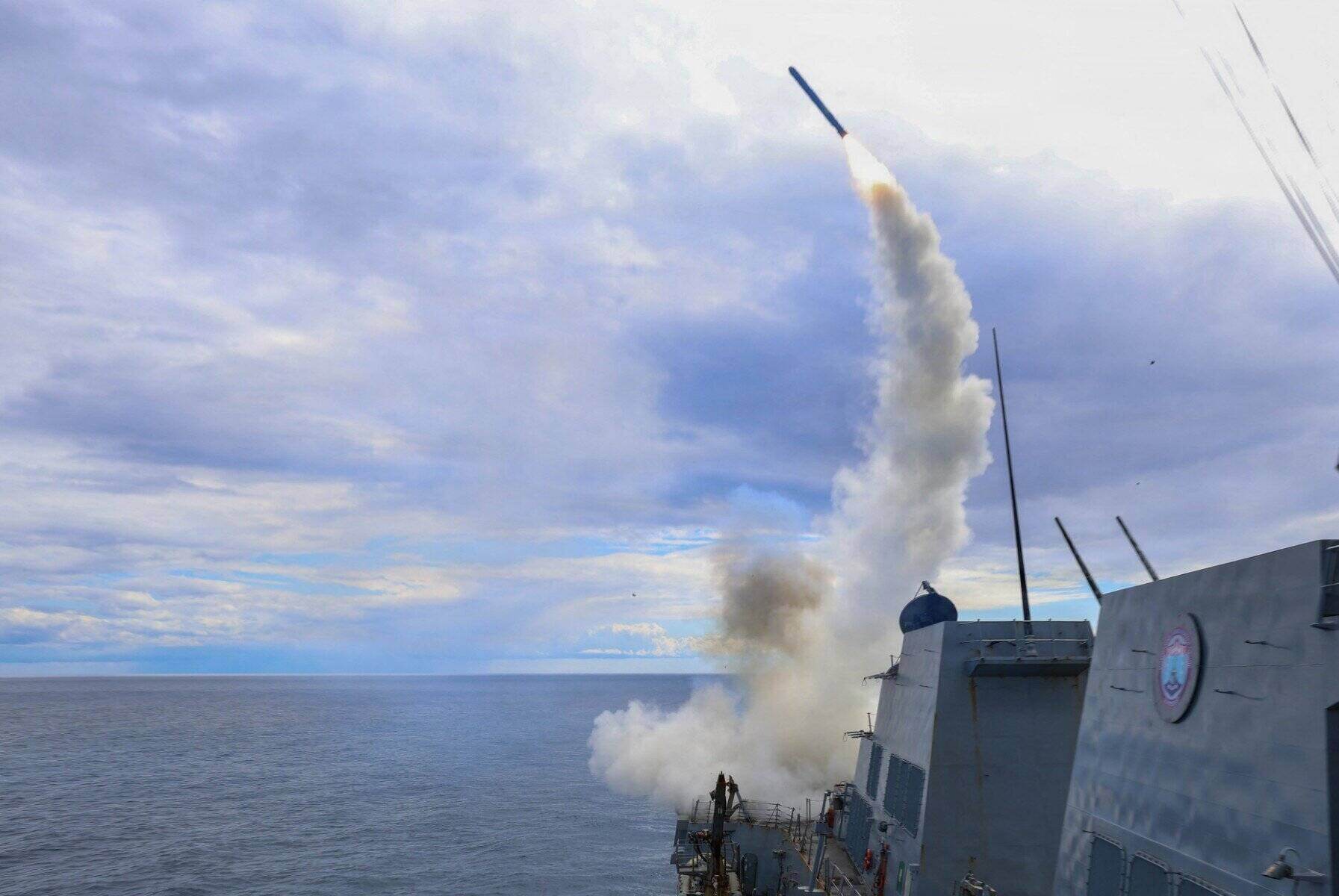 Le destroyer américain USS Thomas Hudner lance un missile d'attaque au sol Tomahawk. Photo: AFP