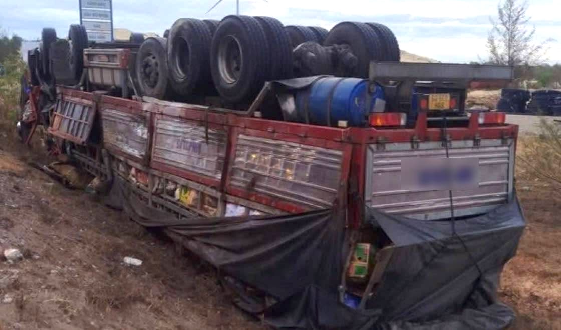Camión volcado en la Carretera Nacional 1 deja una persona muerta. Foto: Van Son