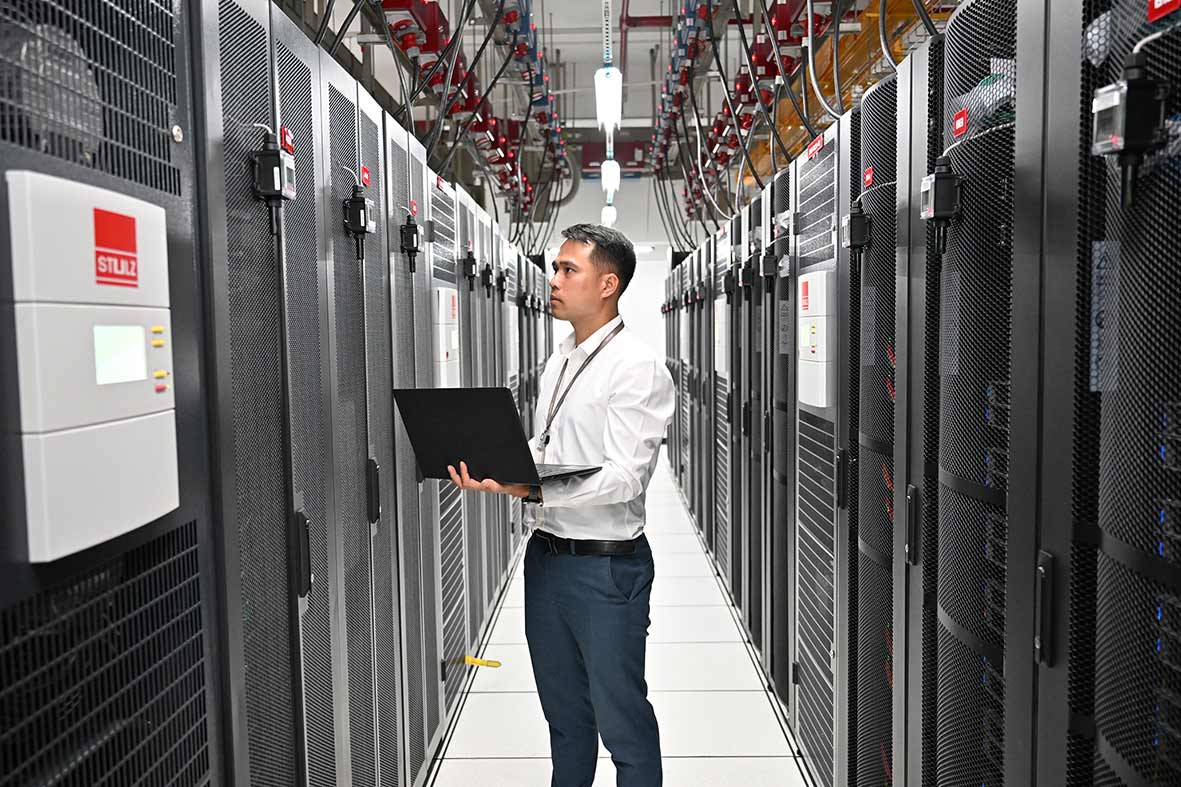 Các kỹ sư Viettel Networks thực hiện tích hợp, cấu hình tham số 5G tại phòng máy. Ảnh: Viettel