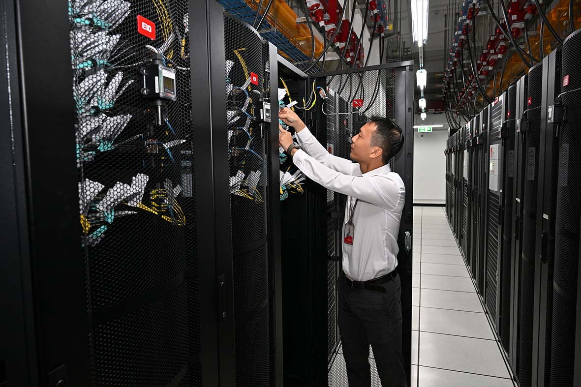 Các kỹ sư Viettel Networks thực hiện tích hợp, cấu hình tham số 5G tại phòng máy. Ảnh: Viettel