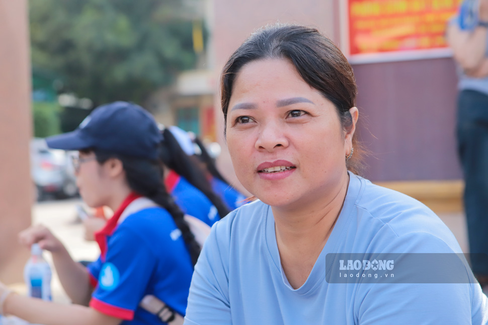 Phụ huynh Nguyễn Thị Trà My chờ con ngoài cổng điểm thi. Ảnh: Hoài Phương