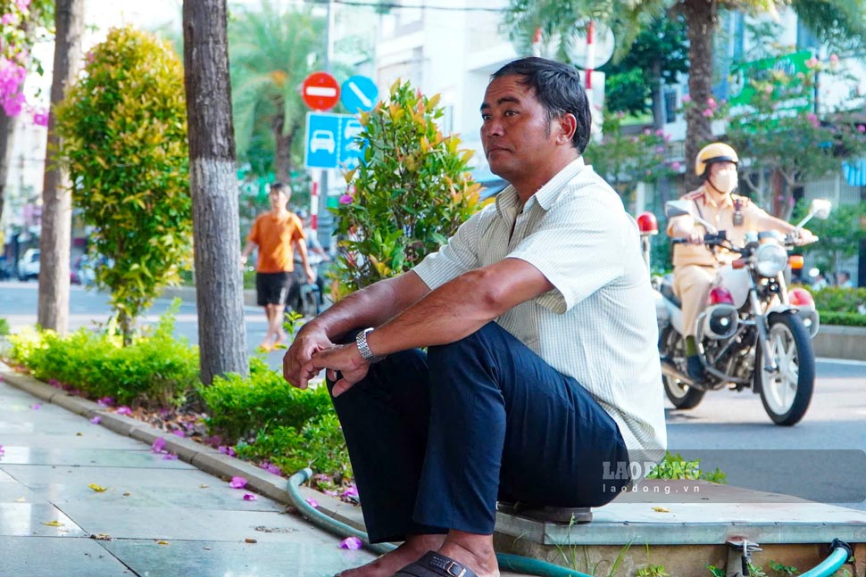 Mr. Le Van Nha quietly watched his son on the first day of the high school graduation exam. Photo: Hoai Phuong.