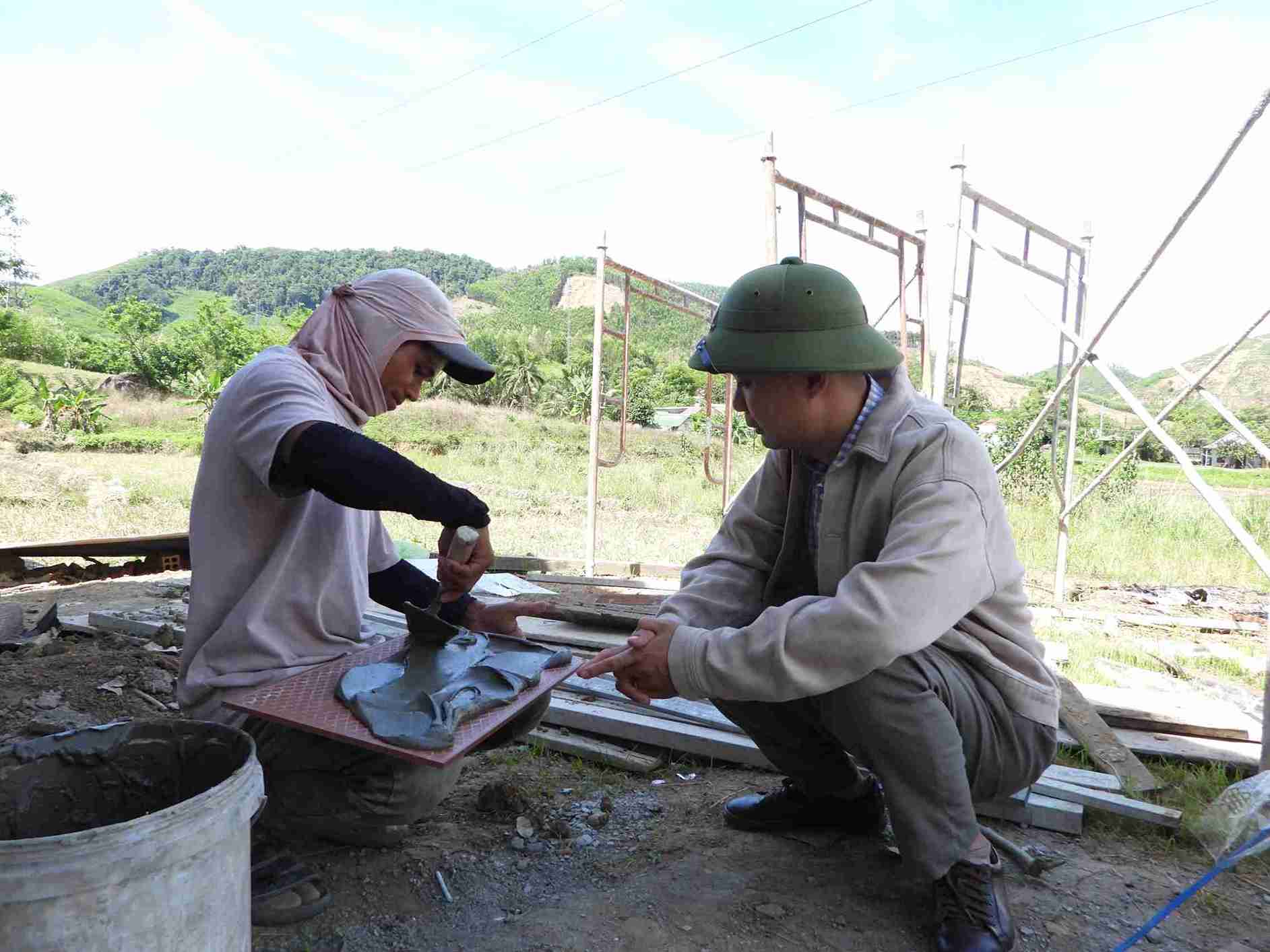 Nhiều thanh niên ở địa bàn chủ yếu mưu sinh bằng công việc thời vụ. Ảnh: Bảo Lâm