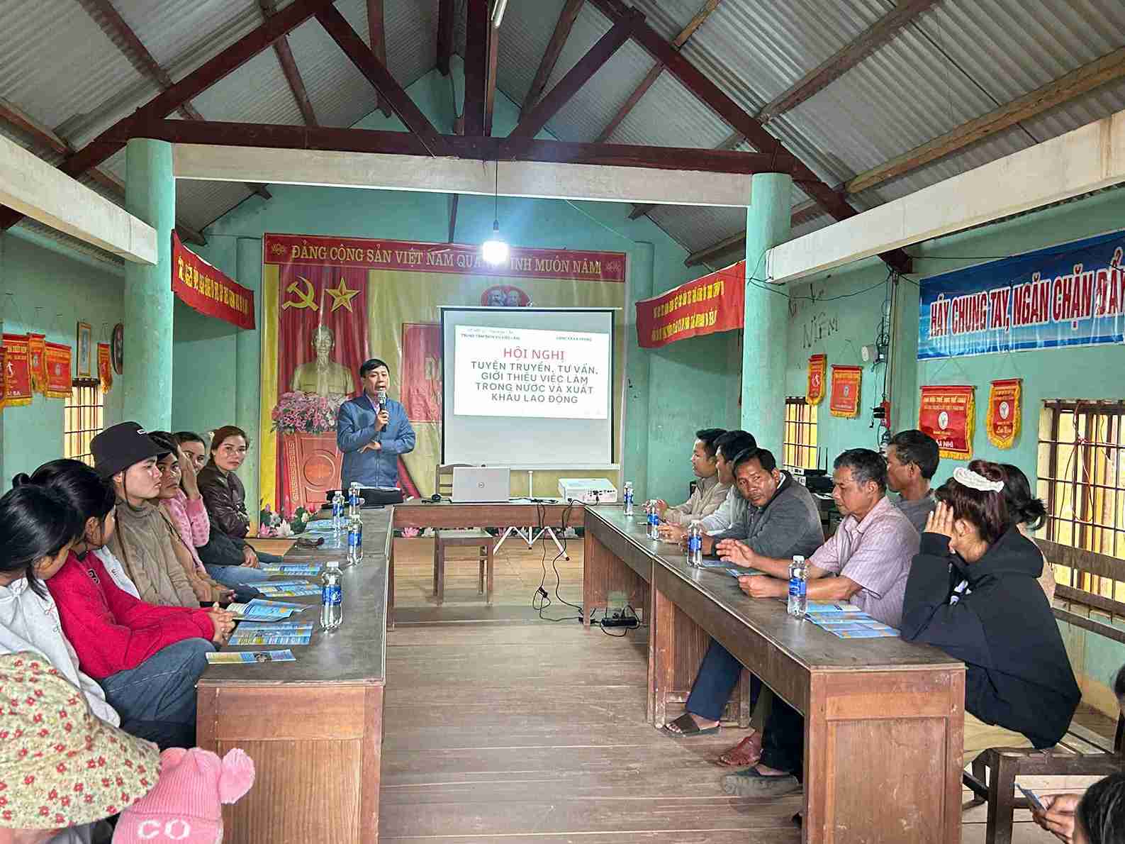 Cơ quan chức năng tư vấn việc làm, xuất khẩu lao động cho người dân khó khăn ở xã Ea Trang. Ảnh: Bảo Lâm