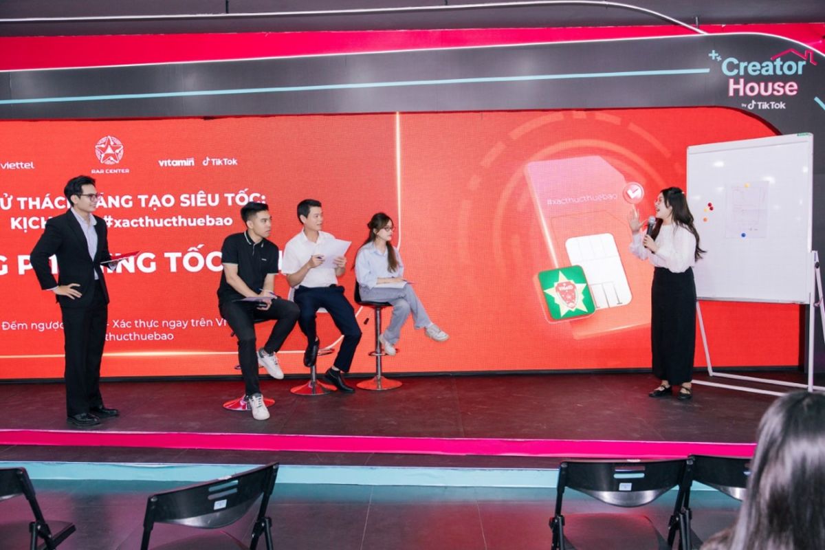 Khách mời hào hứng tham gia cuộc thi sáng tạo nhanh nội dung về xác thực thông tin thuê bao 