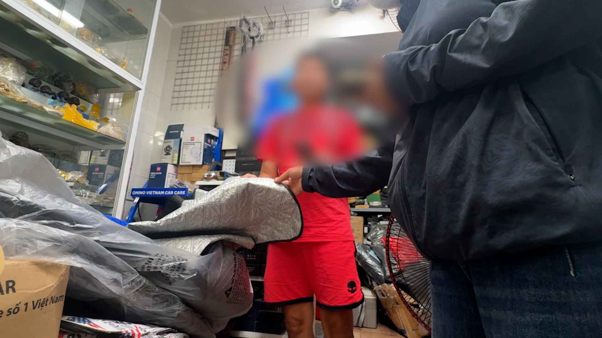 Los accesorios para automóviles de origen extranjero, sin etiquetas secundarias, abundan en el mercado.