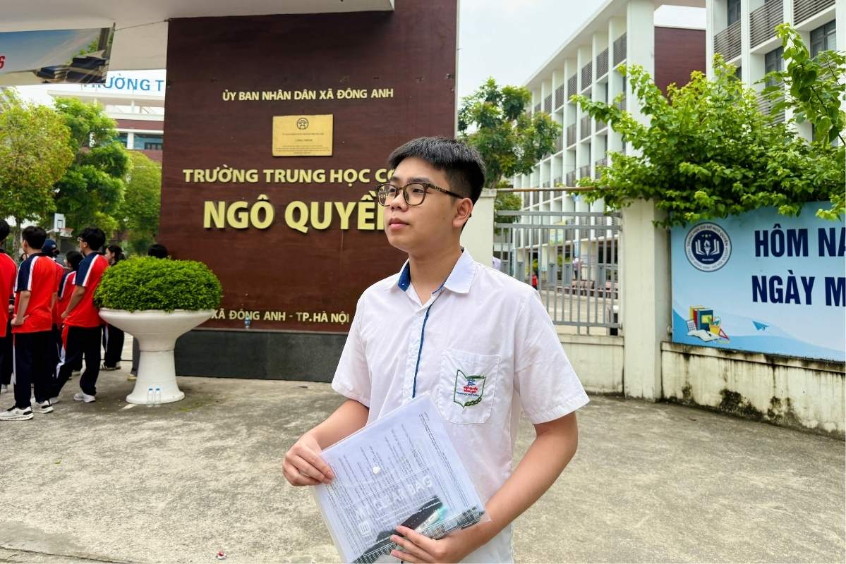 Em Vương Hoài Nam, học sinh Trường THPT Ngô Quyền (Hà Nội), rời điểm thi Trường THCS Ngô Quyền (xã Đông Anh, Hà Nội) với tâm trạng khá thoải mái sau khi hoàn thành bài thi Ngữ văn sáng 11.6. Ảnh: Phương Anh  