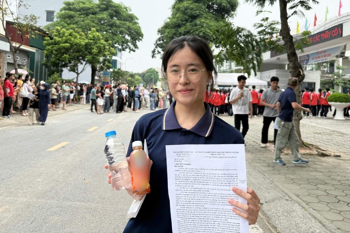 Em Lương Thu Oanh, học sinh lớp 12A1, Trường THPT Đông Anh, là thí sinh đầu tiên rời phòng thi tại điểm thi Trường THCS Ngô Quyền (xã Đông Anh, Hà Nội) sau khi hoàn thành bài thi Ngữ văn sáng 11.6. Ảnh: Phương Anh