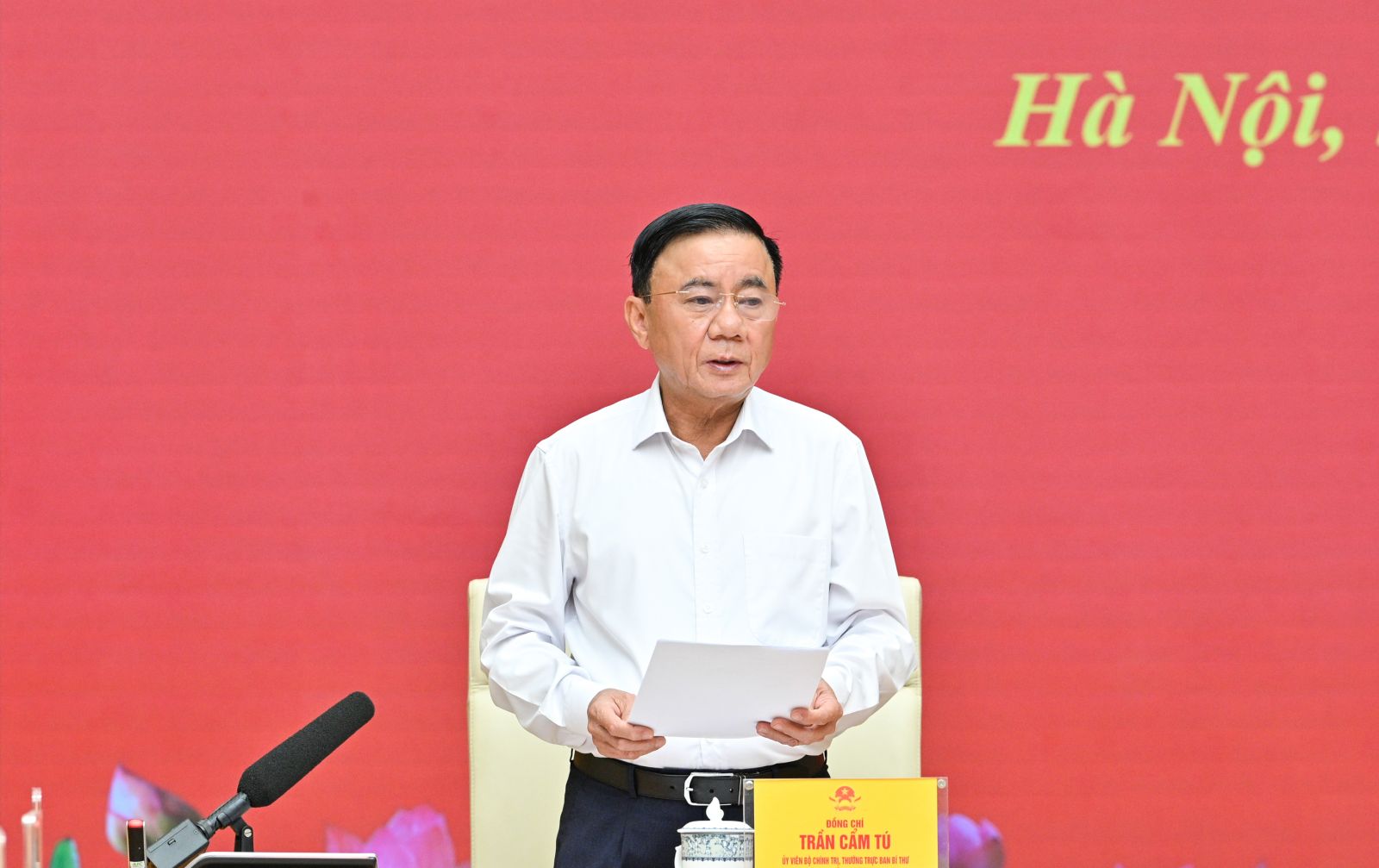 Politburo Member, Standing Secretary of the Secretariat Tran Cam Tu signed and issued Directive No. 06-CT/TW of the Politburo on strengthening the Party's leadership over the work of people's procuracy in the new period. Photo: Kim Thanh