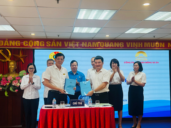 Collective labor agreement of Dong Xuan Joint Stock Company signed at the Employee Conference held on June 11. Photo: Kieu Vu