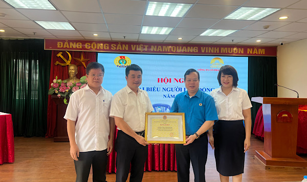 Ông Đỗ Trọng Nam - Phó Chủ tịch LĐLĐ Thành phố Hà Nội (thứ 2 từ phải sang) trao Bằng khen của Tổng LĐLĐVN cho Công đoàn Công ty Cổ phần Đồng Xuân. Ảnh: Kiều Vũ