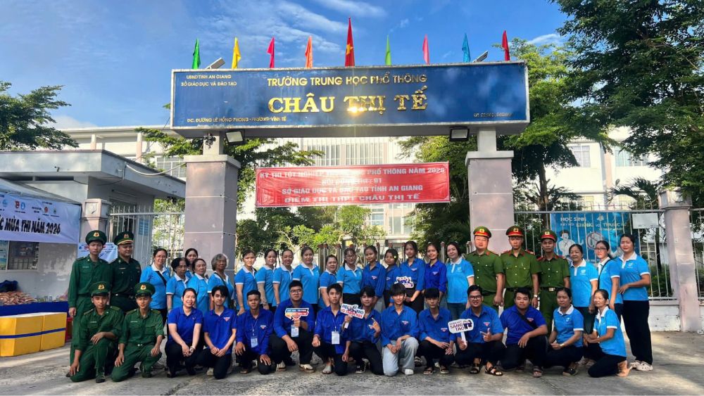 Nhiều lực lượng chung tay góp sức hỗ trợ cho thí sinh. Ảnh: Biên phòng cung cấp