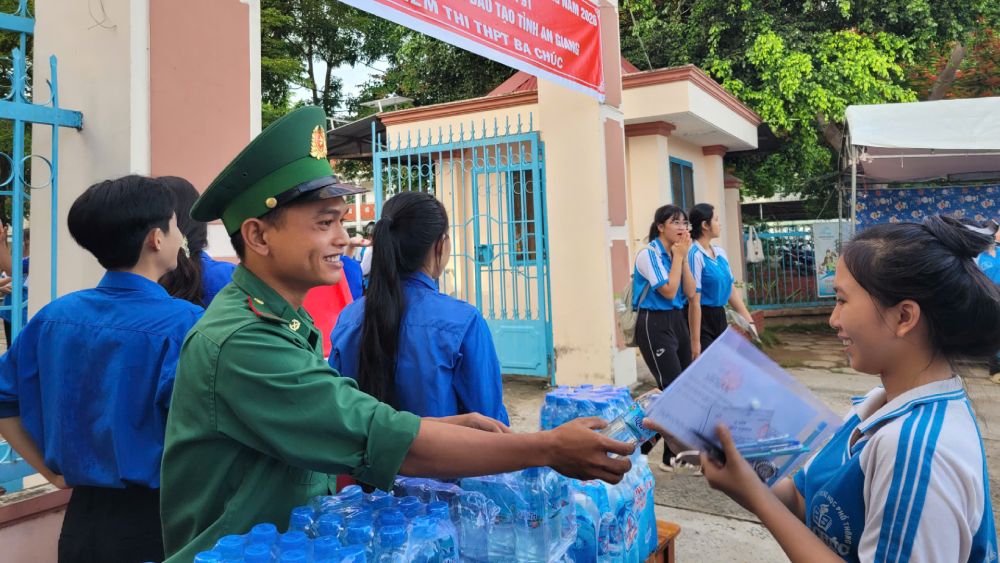 Las fuerzas del puesto fronterizo de Lạc Quới unen fuerzas con otras fuerzas para apoyar a los candidatos que participan en el examen de graduación de la escuela secundaria superior. En la foto se muestra el lugar del examen en la comuna fronteriza de Ba Chúc, provincia de An Giang. Foto: Proporcionada por la Guardia Fronteriza
