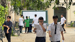 Candidates in Ho Chi Minh City comfortably enter the Math subject of the high school graduation exam.