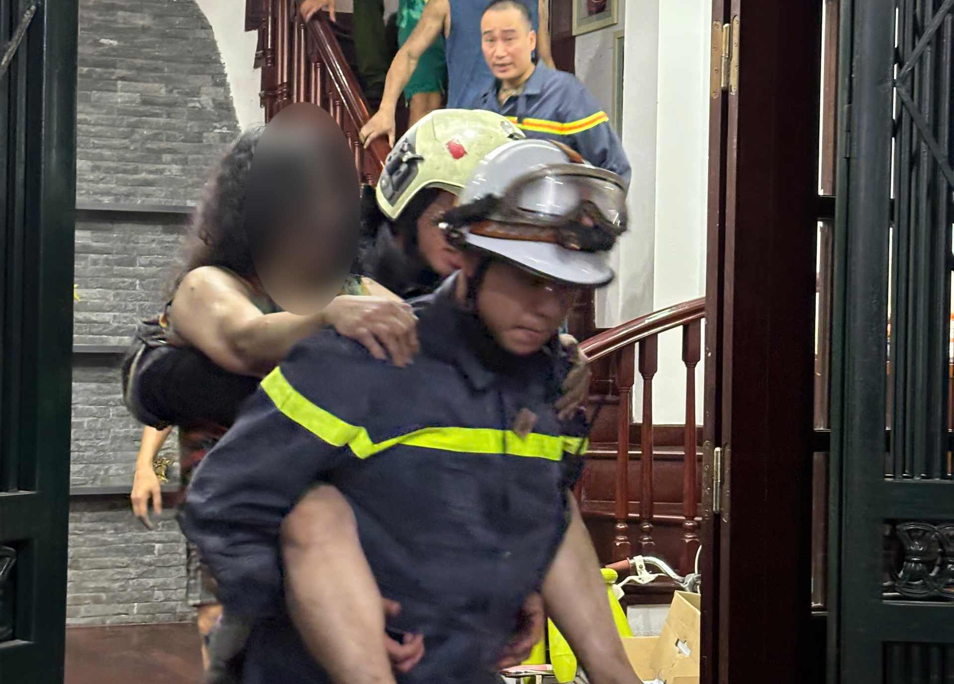 경찰이 갇힌 사람들을 안전하게 구조하는 것을 돕고 있습니다. 사진: 하노이 공안