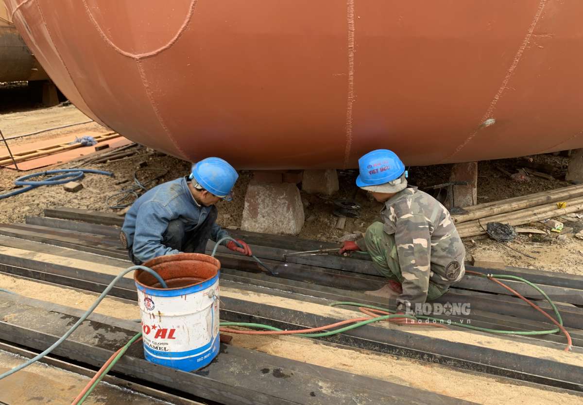Công nhân làm nghề đóng tàu phải thường xuyên tiếp xúc với nhiệt độ cao. Ảnh: Lương Hà