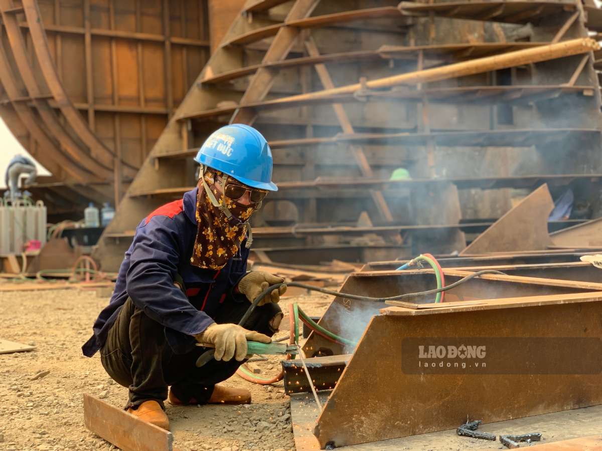 Workers working at a shipyard in Xuan Truong commune, Ninh Binh province. Photo: Luong Ha
