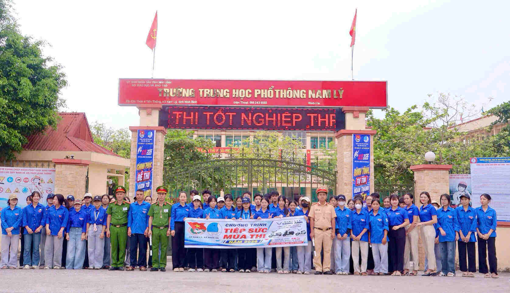 Volunteers were present from early morning at the exam sites to support candidates. Photo: Dieu Anh