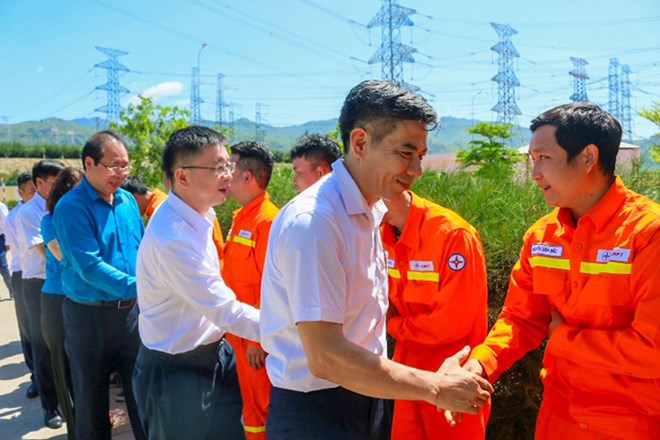 Lãnh đạo EVN và Công đoàn Điện lực Việt Nam thăm động viên người lao động tại TBA 500kV Vĩnh Tân. Ảnh: CĐĐLVN
