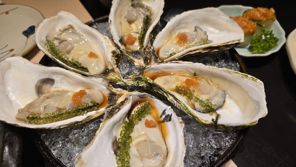 Fresh ponzu oysters are quite simple to prepare and will be a dish to change the taste for family meals. Photo: Tuan Dat