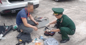 Descubren a una joven de 20 años originaria de Can Tho transportando ilegalmente drogas en Quang Tri. Foto: Guardia Fronteriza de Quang Tri