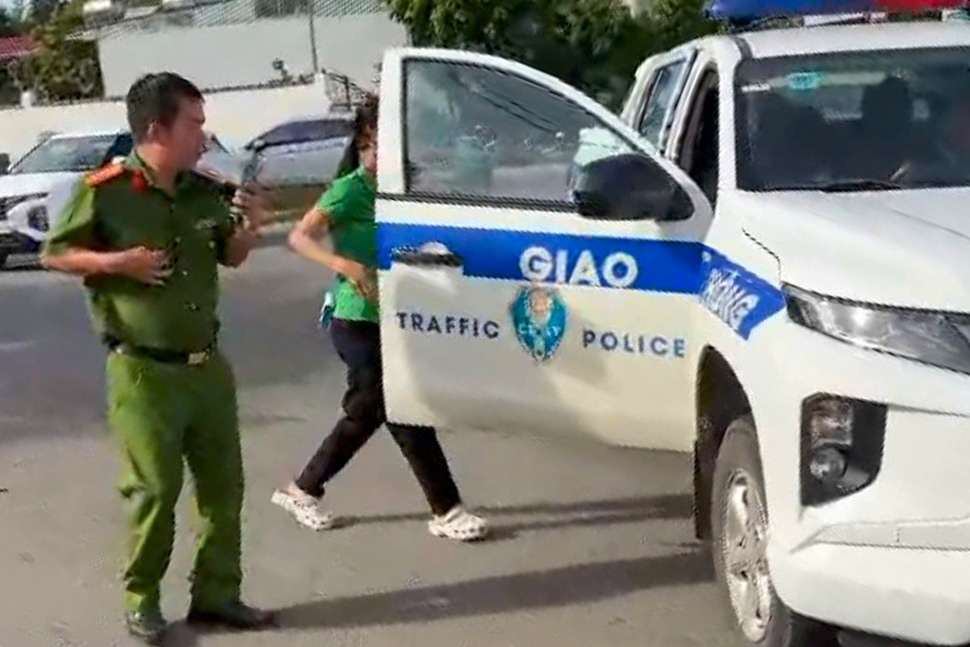 Thí sinh V. được lực lượng CSGT hỗ trợ đến điểm thi. Ảnh: Hoài Ân