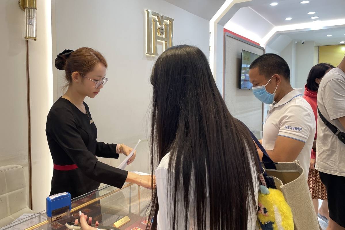 Tại một số cơ sở kinh doanh vàng khác cũng ghi nhận lượng khách giao dịch đáng kể. Ảnh: Hạ Linh