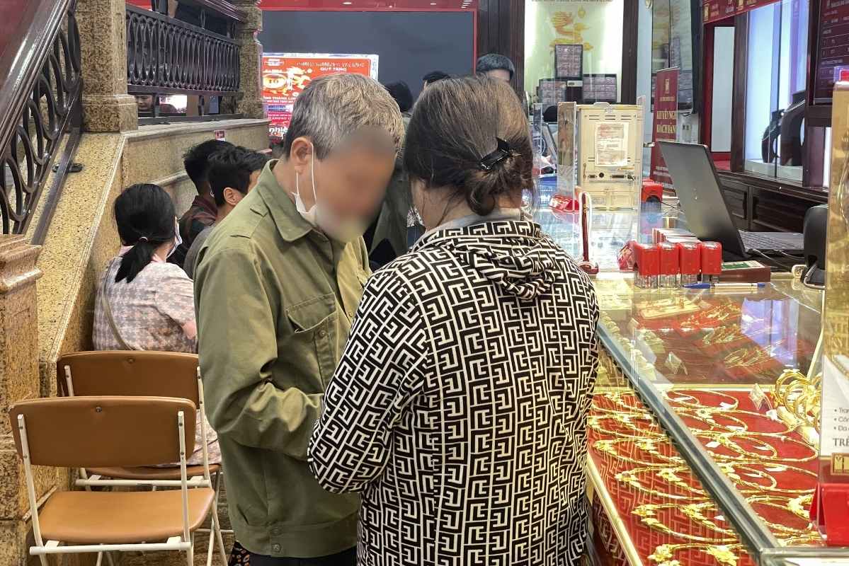 Bên cạnh những người mua vào sản phẩm vàng nhẫn tròn trơn, nhiều người quan tâm các mặt hàng trang sức. Ảnh: Hạ Linh