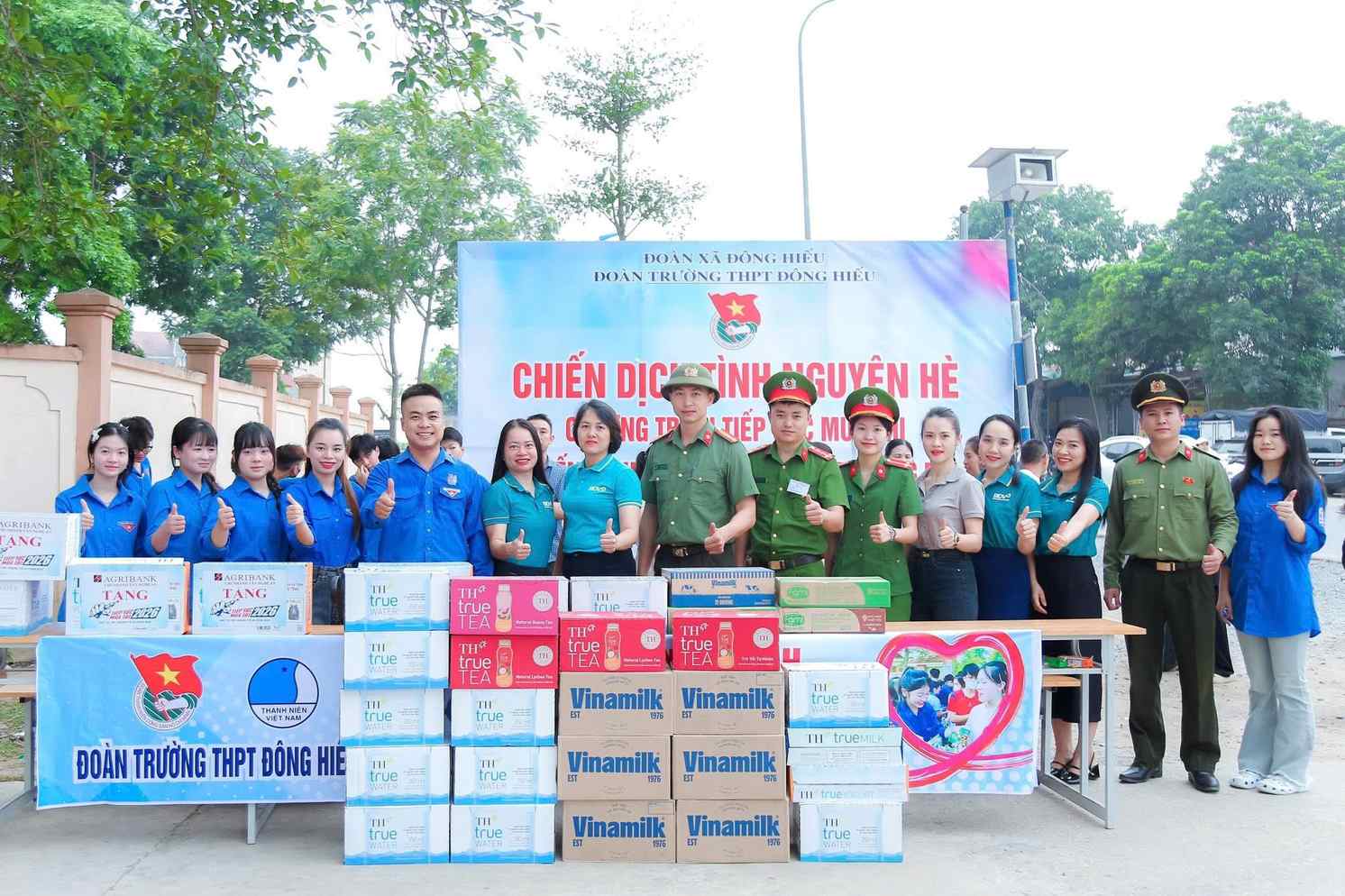 Tuổi trẻ Công an Nghệ An tham gia “tiếp sức” thí sinh tại điểm thi. Ảnh: Ngọc Anh