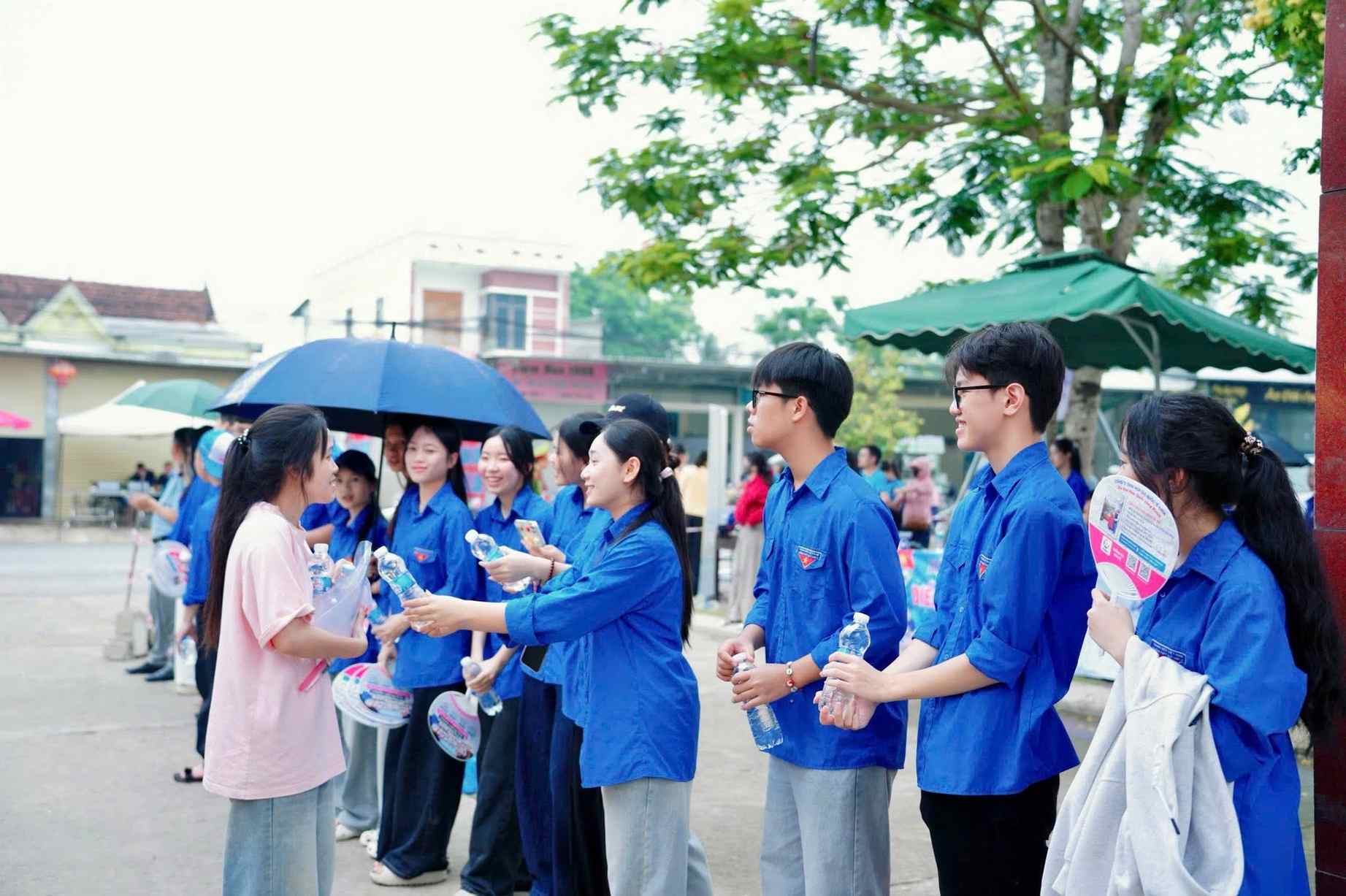 Tuổi trẻ Nghệ An hỗ trợ nước uống, quạt giấy giải khát cho thí sinh trong chương trình “Tiếp sức mùa thi”. Ảnh: Ngọc Anh