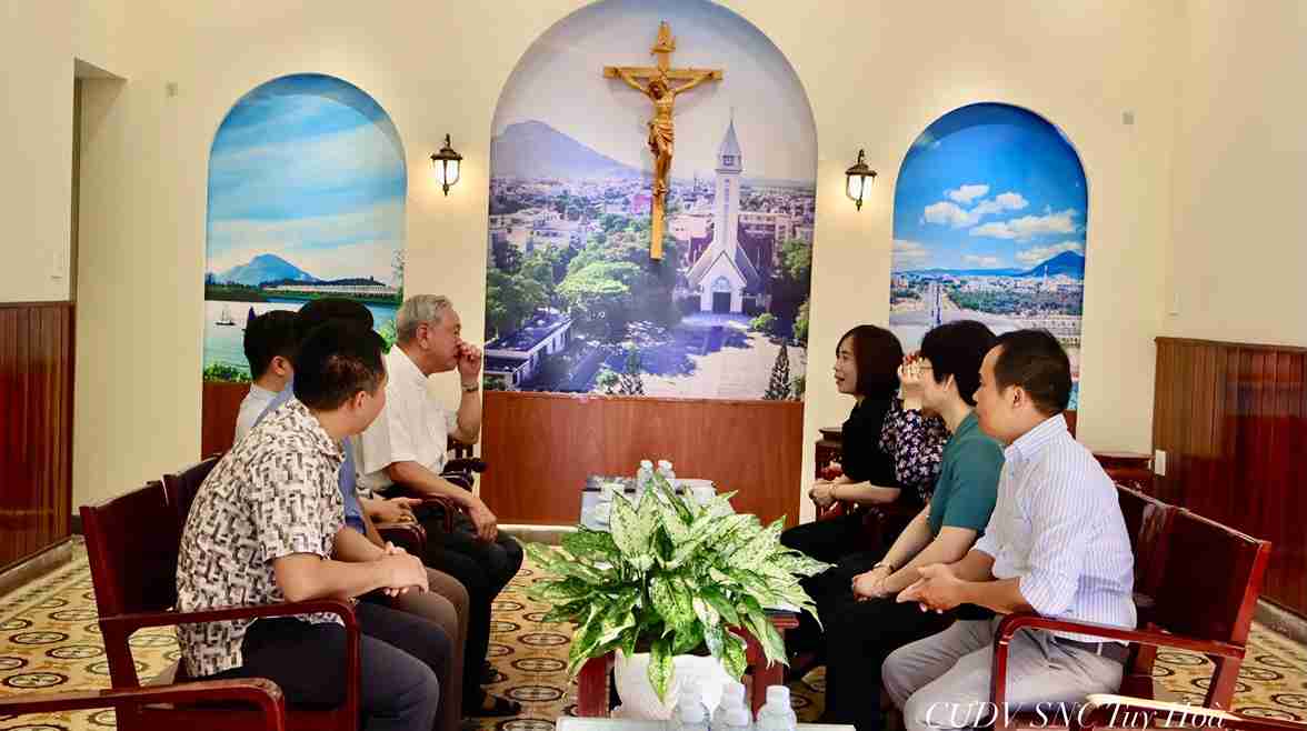 Đoàn công tác đến thăm hỏi một cơ sở tôn giao ở phường Tuy Hòa. Ảnh: MTTQ Việt Nam tỉnh Đắk Lắk