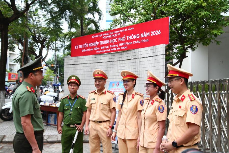 Functional forces and parents in Da Nang are on duty at exam sites to support candidates. Photo: Thanh Huyen