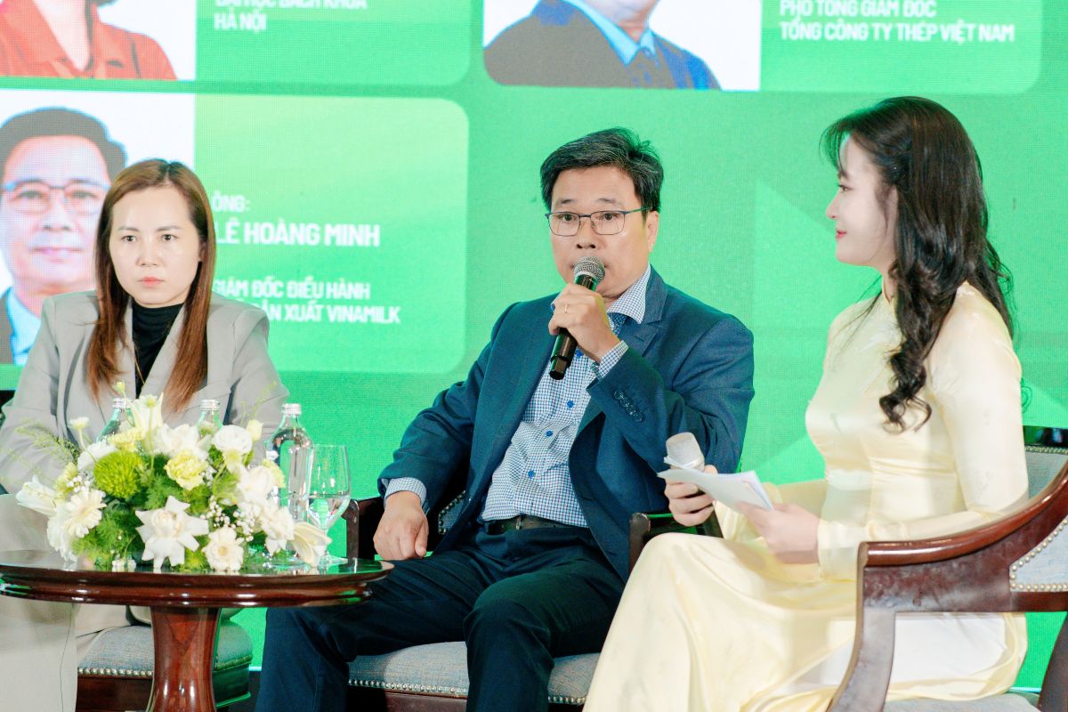 Ông Lê Hoàng Minh - Giám đốc điều hành Sản xuất kiêm Trưởng dự án Net Zero của Vinamilk - chia sẻ tại Diễn đàn quốc gia về Môi trường và Khí hậu 2026. Ảnh: Vinamilk