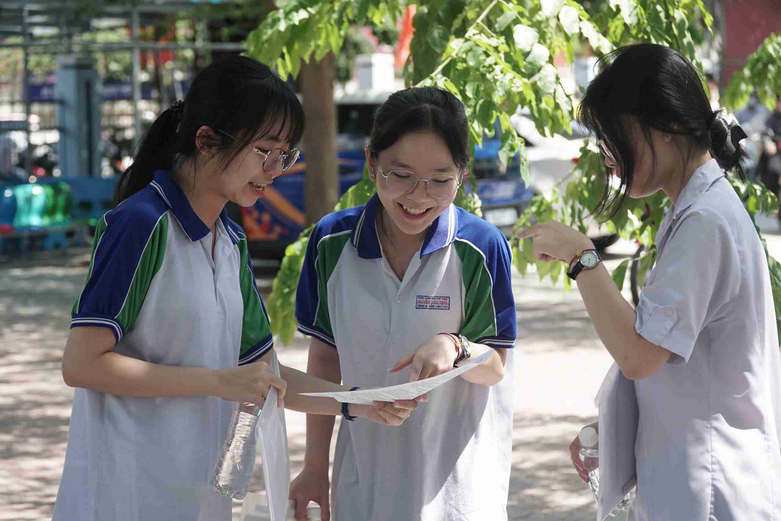 Kết thúc thời gian thi môn Ngữ Văn, các thi sính đánh giá đề thi vừa sức. Ảnh: Hữu Long