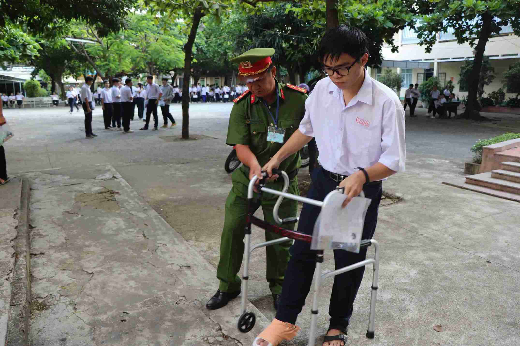 Un candidato con una pierna rota fue ayudado por funcionarios para entrar en la sala de examen de graduación de la escuela secundaria en la mañana del 11 de junio. 6. Foto: Thanh Thuy