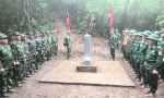 Inspecting the current status of the Vietnam - Laos border marker. Photo: Quang Tri Border Guard