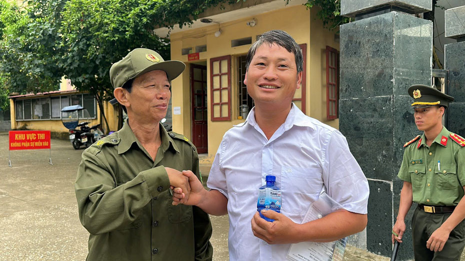 Party Secretary in Lao Cai takes the high school graduation exam at the age of 36. Photo: DVCC