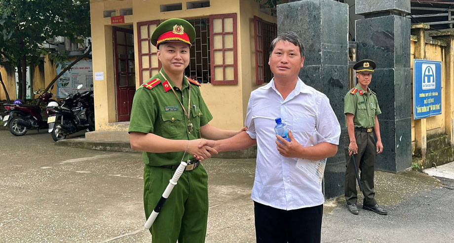Bí thư Chi bộ vùng cao quyết tâm lấy bằng THPT. Ảnh: ĐVCC