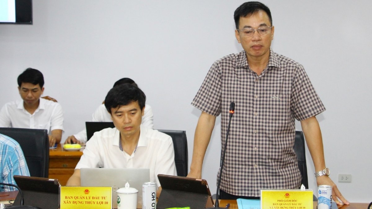 Đại diện Ban Quản lý Đầu tư và Xây dựng Thủy lợi 10 báo cáo tình hình triển khai các dự án tại buổi làm việc. Ảnh: Hoàng Lộc