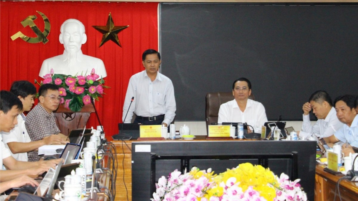 Provincial Party Secretary Tran Van Lau speaks to direct at a meeting on key irrigation projects in the province. Photo: Hoang Loc