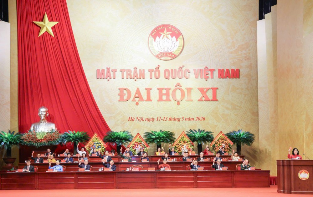 Delegados que asisten al XI Congreso Nacional del Frente de la Patria de Vietnam votan en el Congreso. Foto: MTTQ