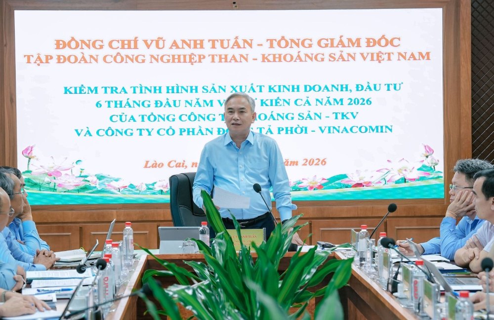 General Director of TKV Vu Anh Tuan directed the methodical and strict implementation of mine boundary resource protection based on the spirit of "two-layer protection". Photo: Vinacomin