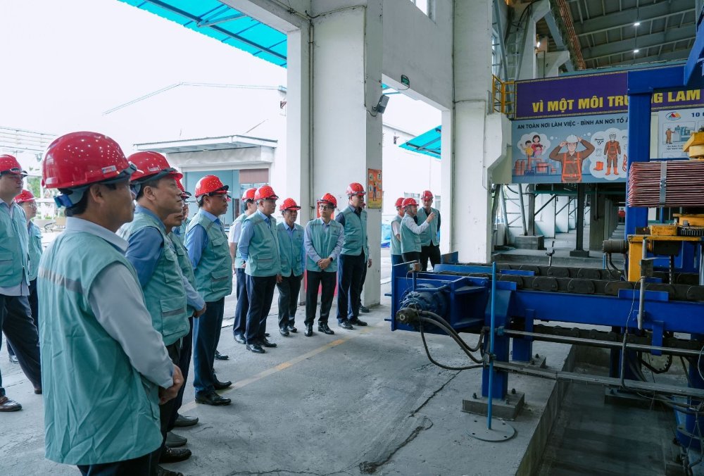Tổng Giám đốc Tập đoàn Vũ Anh Tuấn kiểm tra sản xuất và làm việc với các đơn vị khoáng sản tại Lào Cai. Ảnh: Vinacomin
