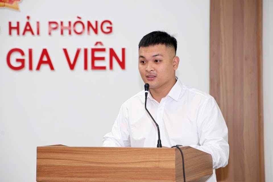 Mr. Pham The Huy Hoang was honored to receive a certificate of merit from the Prime Minister. Photo: Hai Phong e-Portal